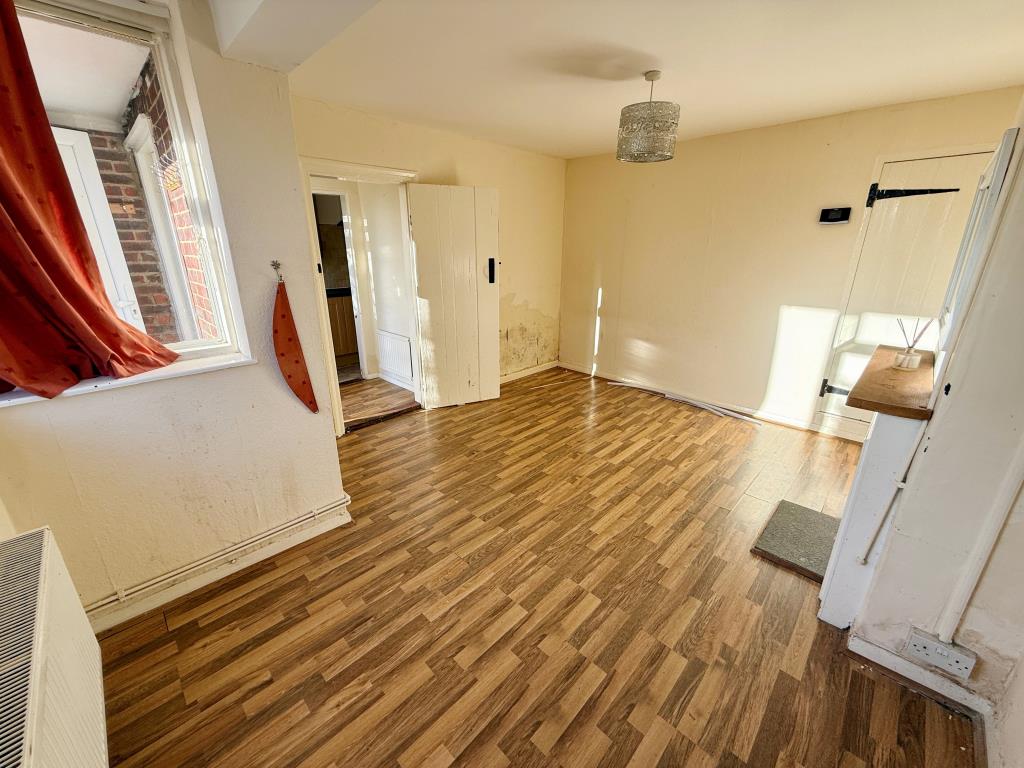 Lot: 60 - THREE-BEDROOM HOUSE FOR IMPROVEMENT - Living room
